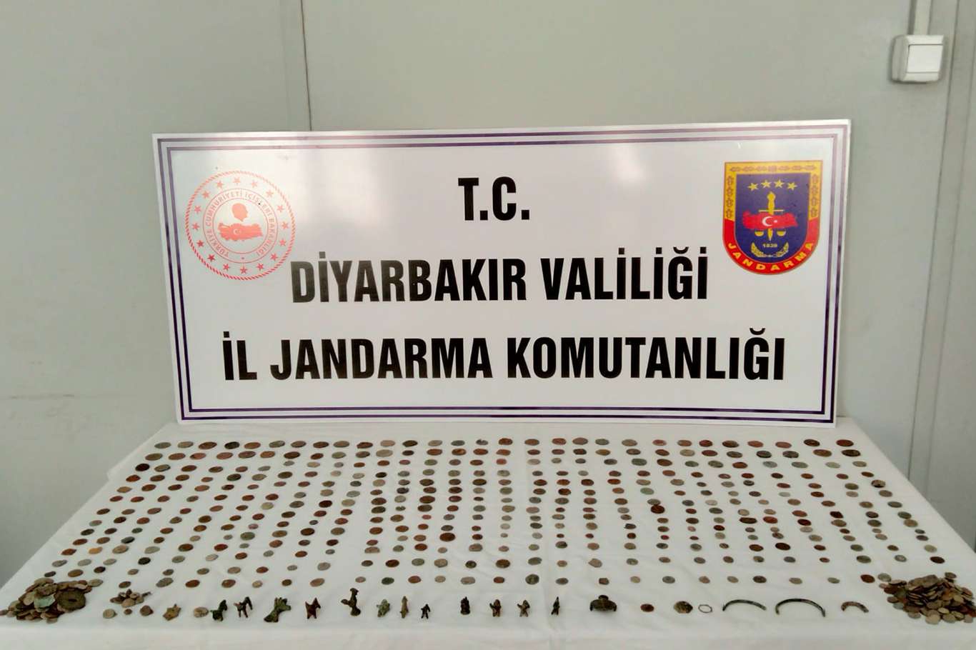 Diyarbakır’da 400 bin TL değerinde tarihi eser satmaya çalışanlar yakalandı